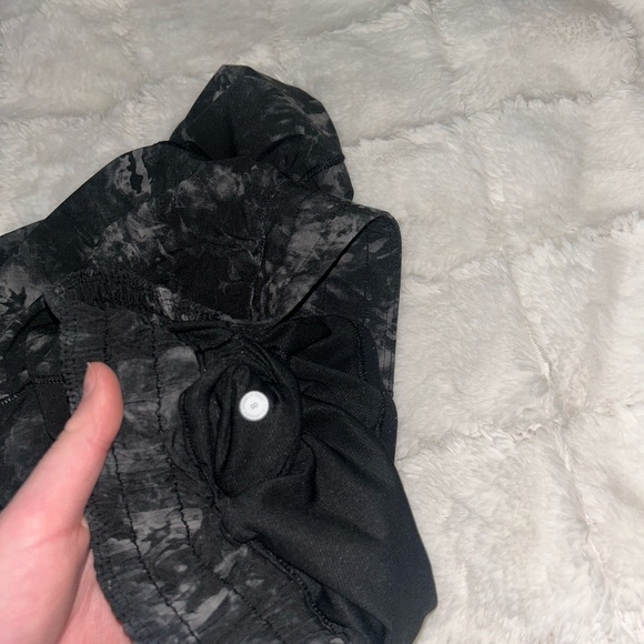 black marble lululemon hotty hot shorts size 8 ๐๐ 4in - Picture 3 of 3